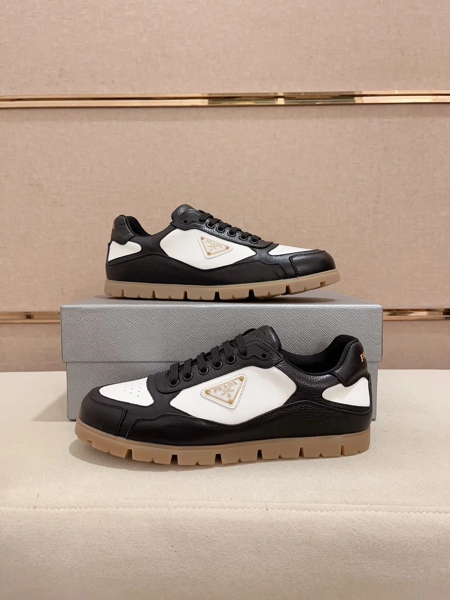 Men's shoes 💰 540💰 ✔️✔️✔️Higher version High-quality new PRADA (Prada) counters are launched at the same time. The new men's shoes and 😘 fabrics are made of high-tech glue-making technology. Lining: Full cowhide lining. 👍🏿 High-end ☄️ air-cushion molded anti-slip rubber outsole, exquisite lines, simple and elegant, comfortable and high-end for leisure travel. Code number: 38 to 44 (45 can be customized and cannot be returned or exchanged)